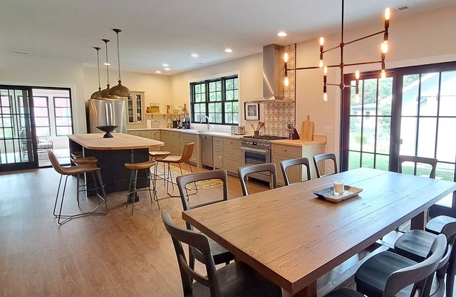 Fall 2 nt min Stunning home w/Private Association Beach 2 Screened Porches