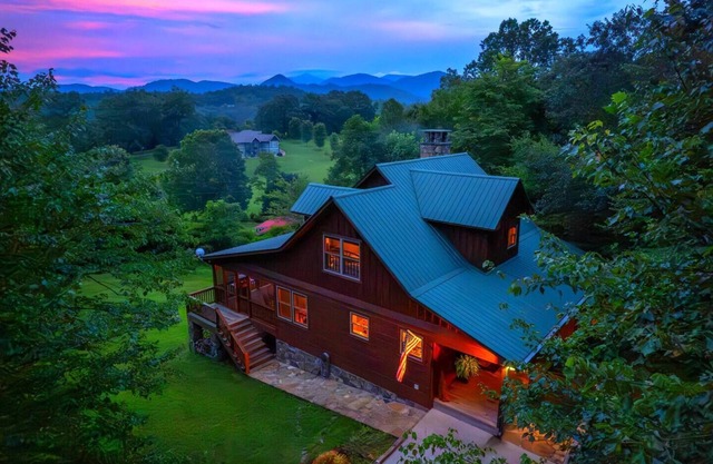 🌟Fall 25% Off New Hot Tub WCU 3 mi Sylva 5 mi Fire Pit Mtn Views Lg Screened Porch Swings Families Couples Smokeys Nat'l Park 23mi 🌟