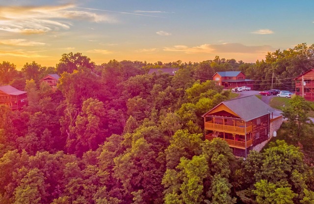 Fall DEAL! Hillside Mountain Views & Hot Tub!