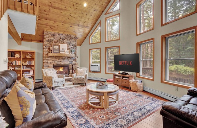 Fall Foliage by the Lake: Hot Tub, Private Sauna, Pets OK! near Hiking & Parks