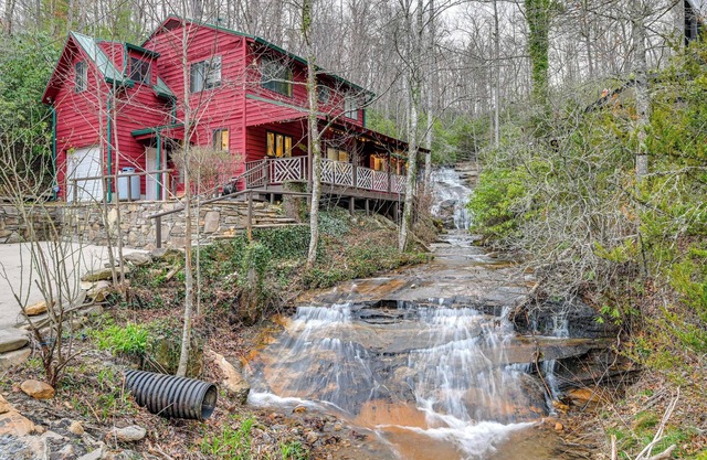 Fall Foliage Paradise: Cabin w/Creek & Game Room