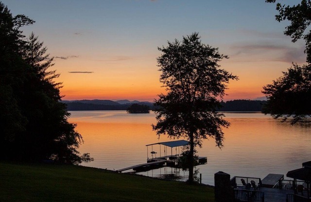 Fall Foliage Retreat | Lakefront Cabin w/Hot Tub & Fire Pit