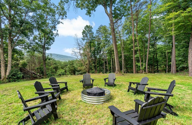 🍂Fall Gathering - Hot Tub, Sauna, Fire Pit, 2 Kings, Arcade & Deck – Cozy Cabin