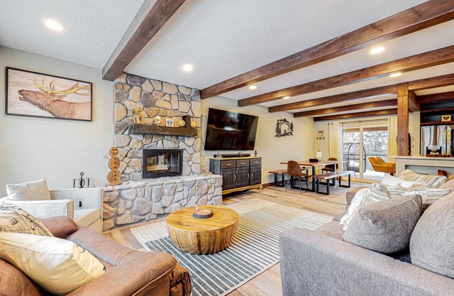 Fall in PC, Hot Tub, Dog Friendly, Arcade Games, Huge Covered Deck, Grass Yard
