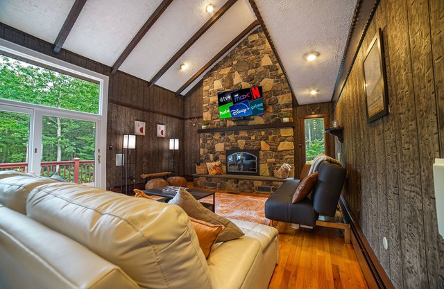 Fall Lodge Retreat: 3-Acre, Hot Tub & Firepit