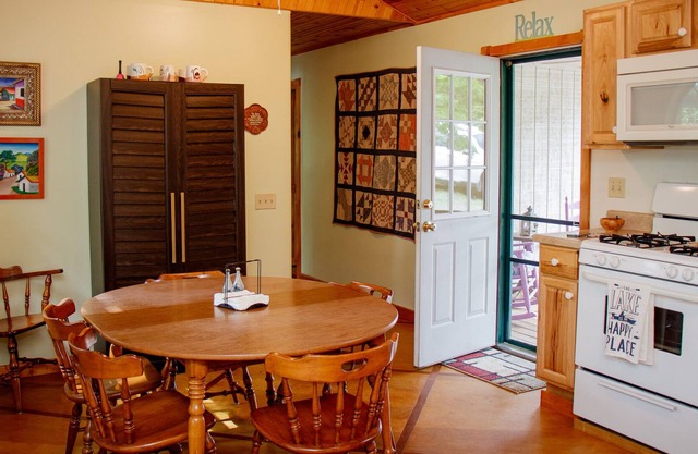 Fall on the Lake: Beautiful views, Pet-Friendly, 1 mile to boat ramp!