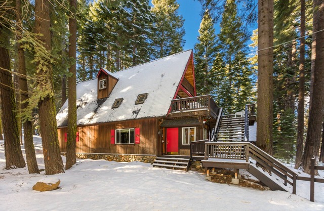 Fall special ! Fun Cabin, Ping Pong, Pool Table, HotTub, Forest Open Space, Pets