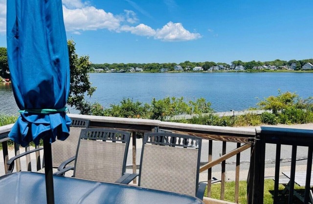FALMOUTH HEIGHTS ON LITTLE POND - Classic Cape Cottage walk to beach and ferry