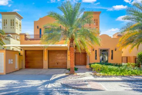 FAM Living - Palm Jumeirah - Beach Villas with Private Pool