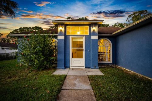 Families and large groups, with TVs in every room
