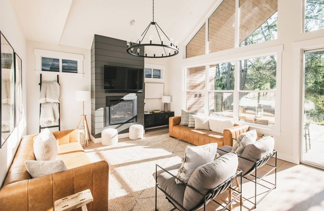 Family 4BR + Bunk, Game Garage, Hot Tub & Firepit