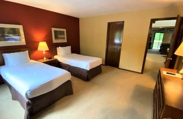 Family and Friends Getaway! 2 Convenient Units, Pool, Gym, Near Fairfield Lake