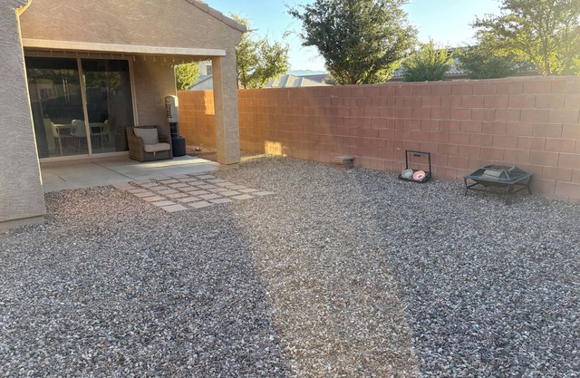 Family and pet friendly 3 bedroom house located near Phoenix.