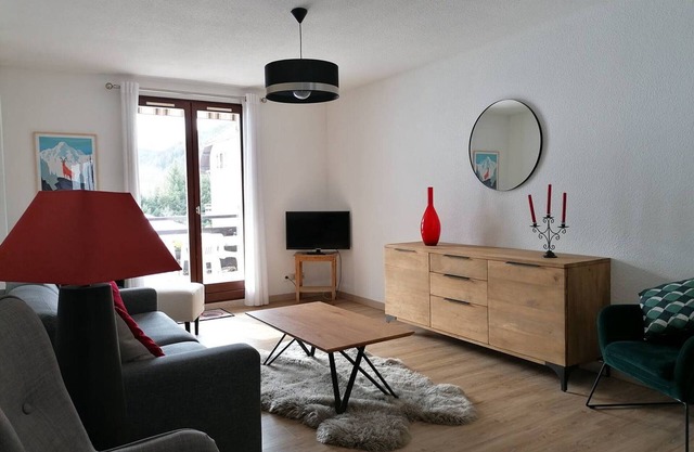 Family apartment for 6 with terrace, free parking and close to shuttle services