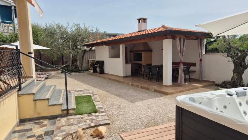 Family Apartment Vinja - privat garden - whirlpool
