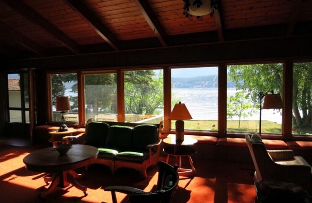Family Cottage Right on Lake Windermere