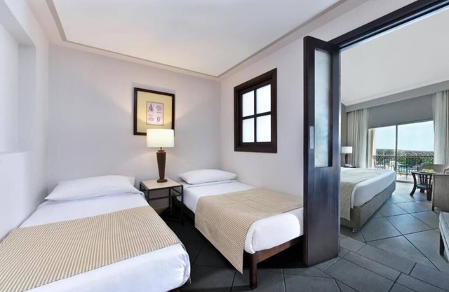 Family Resort w/Beach Access, Waterslides, Spa, Games & Shows l 3 Rooms
