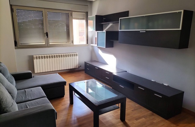 Family apartment 5' from the center of Logroño, with swimming pool and playground.