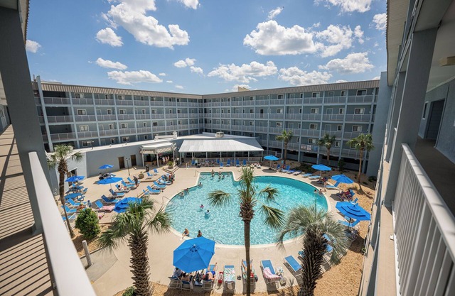 Family friendly unit. Short walk or shuttle to the beach!