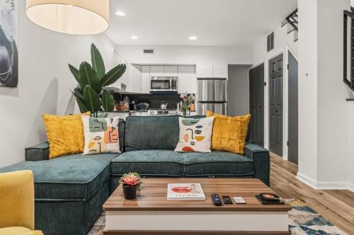 Family-friendly 2BR Condo with Free Parking!