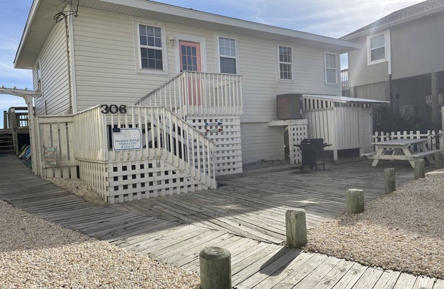 Family-Friendly 3 Bedroom Ocean Front Cottage in the heart of Surf City