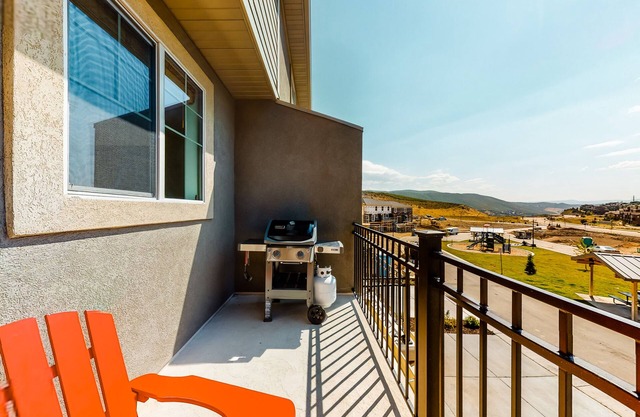 Family-friendly 3-story townhouse w/private gas grill near Park City Mountain