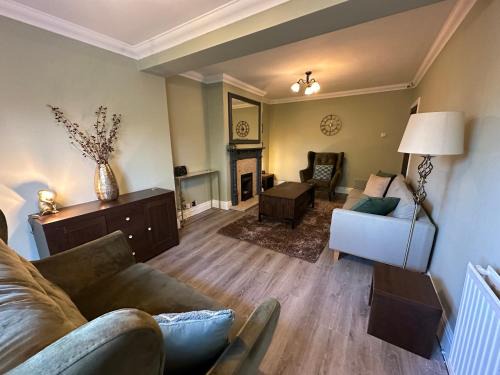 Family-Friendly 4BR Home in Sale, Manchester - Garden & Double Driveway