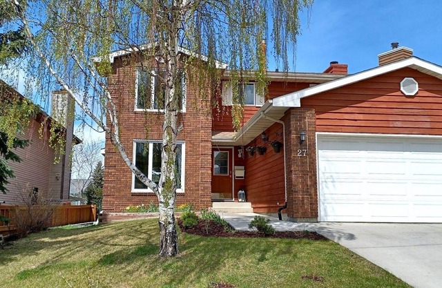 Family friendly 5 bedroom house with Mtn view- backs onto a park with playground