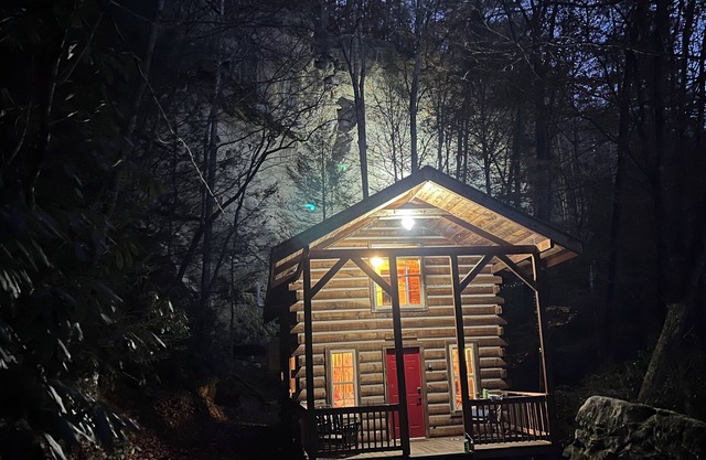 Family friendly, back woods cabin hidden in the Kentucky hollar!