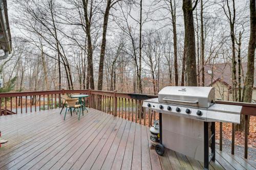 Family-Friendly Cabin with Fire Pit in Pocono Lake!