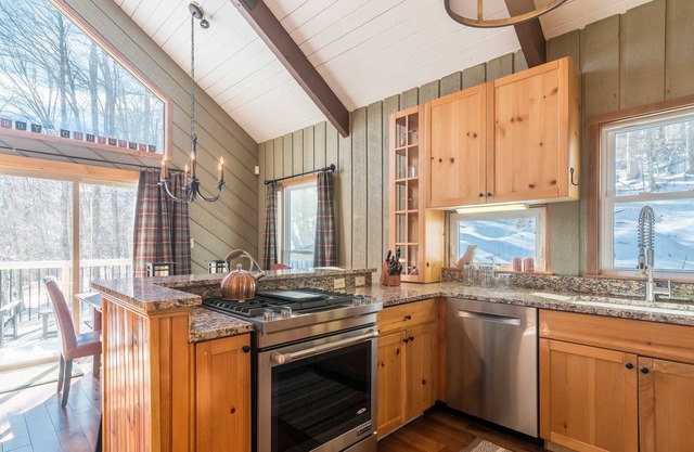 FAMILY FRIENDLY DESIGNER DECORATED SKI RETREAT
