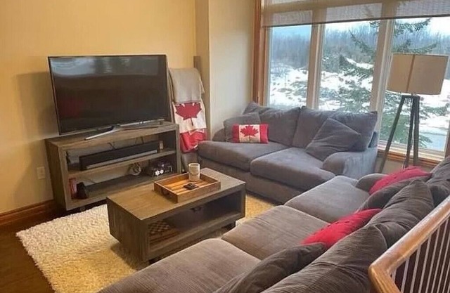 Family-Friendly Home | Hiking, Beaches, Pool Access | Minutes to Blue Mountain