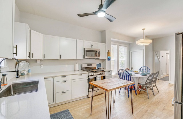 Family-Friendly Home: Walk to Manistee Riverwalk!