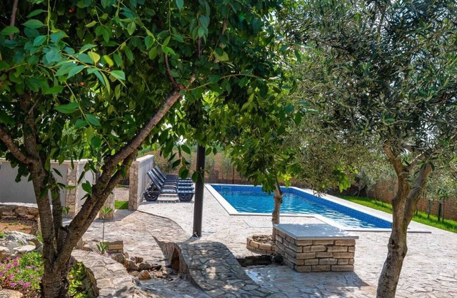 Family friendly holiday home with swimming pool - AE1186