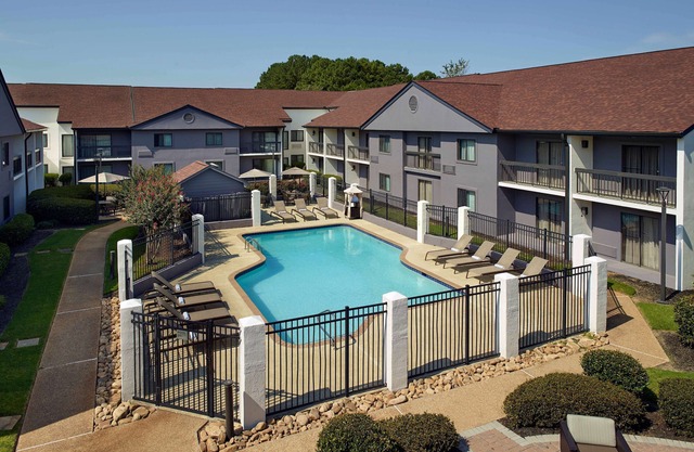 Family Friendly King Stay! Free Parking, Onsite Pool, Gym, Pets Allowed