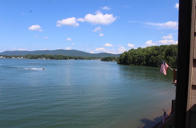 Family Friendly, Lake Front Condo on Quiet Southern Part of the Smith Mtn Lake