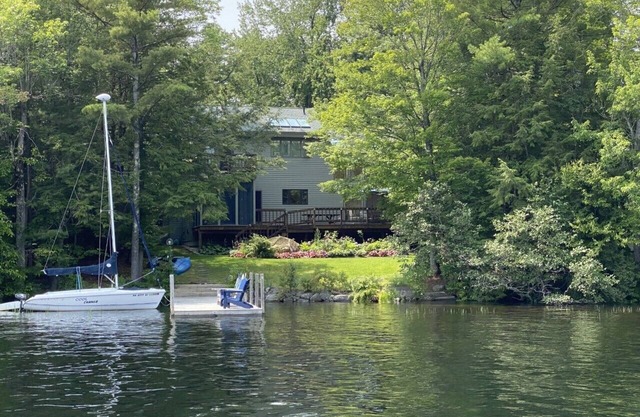 Family-friendly Lakefront Retreat with Modern Amenities and Stunning Views