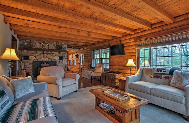 Family-Friendly Massanutten Log Home w/Views!