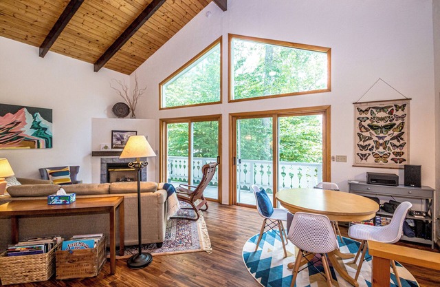 Family friendly mountain chalet near Storyland!