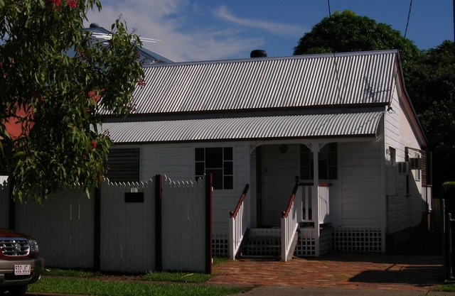 Family-friendly. Pet-friendly. 50m to water. Air con. WiFi. Parking. BBQ deck