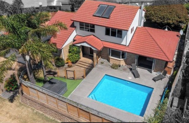 Family Friendly Retreat: Heated Pool, Spa, 5min walk to beach