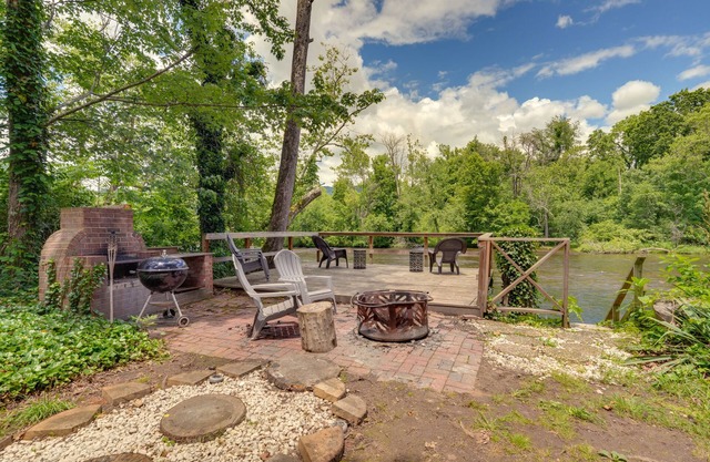 Family-Friendly Riverhouse: Fishing & Hot Tub