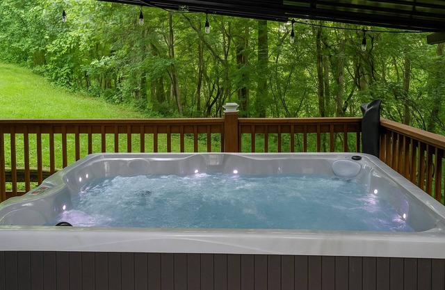 Family-Friendly SmokyMountain Cabin W/hot tub/gameroom/Firepit/bunk beds near PF