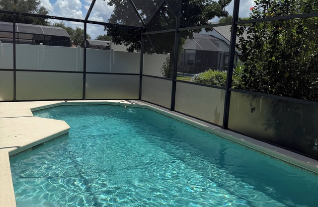 Family-friendly spacious 4bedroom house in Clermont with WiFi, AC & private pool