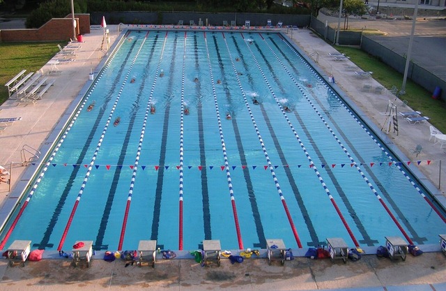 Family-friendly Unit! Indoor Swimming Pool, FREE Parking! Close to Downtown!