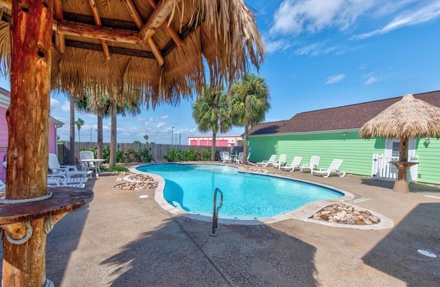 Family-Friendly Cabana w/a Sparkling Pool, Large Covered Patio, Near Beaches