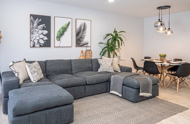 Family friendly home 3bd. 6 min from the beach