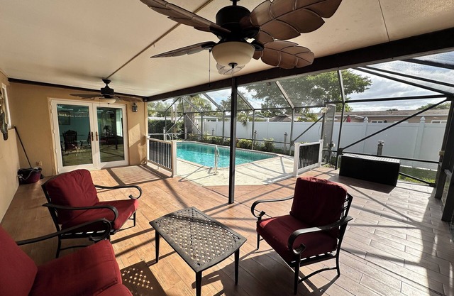 Family friendly 3bed, 2bath house with WiFi, AC, Pool. 6mi-beach, 13mi-airport