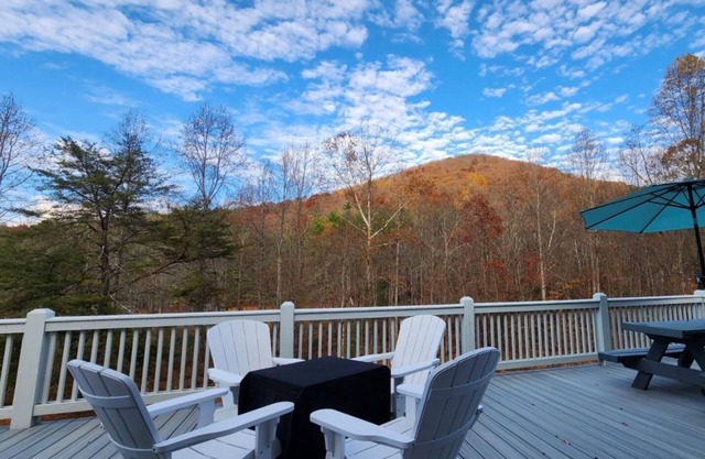 *FAMILY GETAWAY*Deck/Firepit/HOT TUB & Fireplace