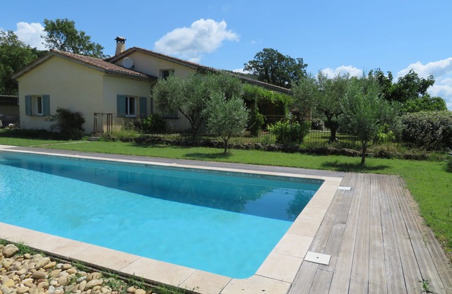 Family home, air-conditioned first floor, private pool in the Var hinterland.